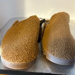 DEARFOAMS deluxe slide on slippers size small US six. Beautiful tan color. NWT.‌
